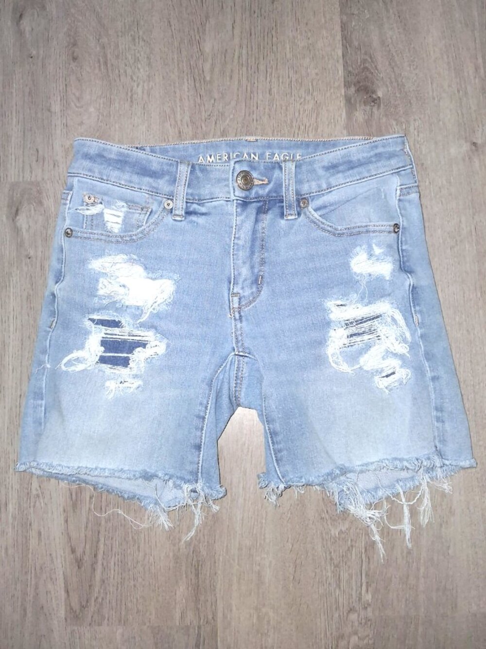 American Eagle The Dream Short Midi Shorts Size 2 Light Wash Distressed Denim